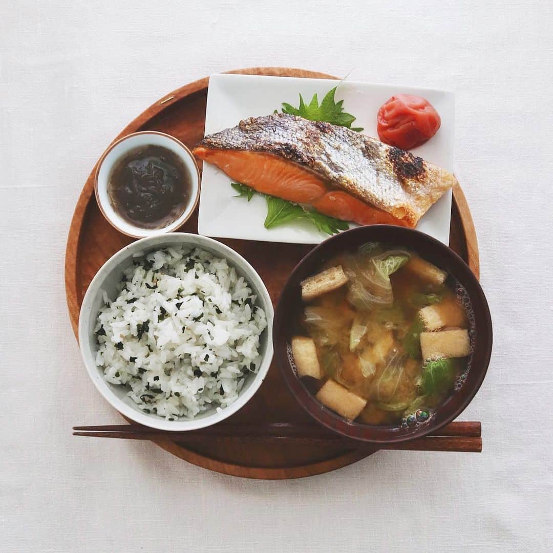 のインスタグラム：「Today's breakfast . 今朝はわかめご飯、 焼き鮭、もずく酢、 梅、レタス味噌汁。 . 鮭の皮がパリっと 焼いて焦げありの、 皮の比率の多めの 切り身を選びがち。 好きなんですよね。 . . #朝ごはん #焼き鮭 #焼き鮭定食 #レタス味噌汁 #もずく酢 #japanesebreakfast」