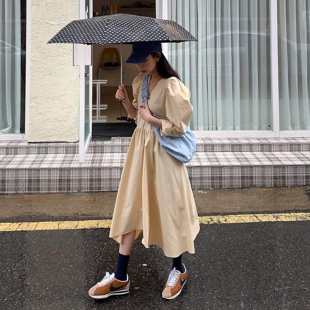 Chuuのインスタグラム：「츄멤님들  출근길 우산 챙기셨죠??☂️ 비오는 날씨에도 얼굴을 환하게 밝혀줄 원피스 소개해드려요💛💛 #chuuseoul」