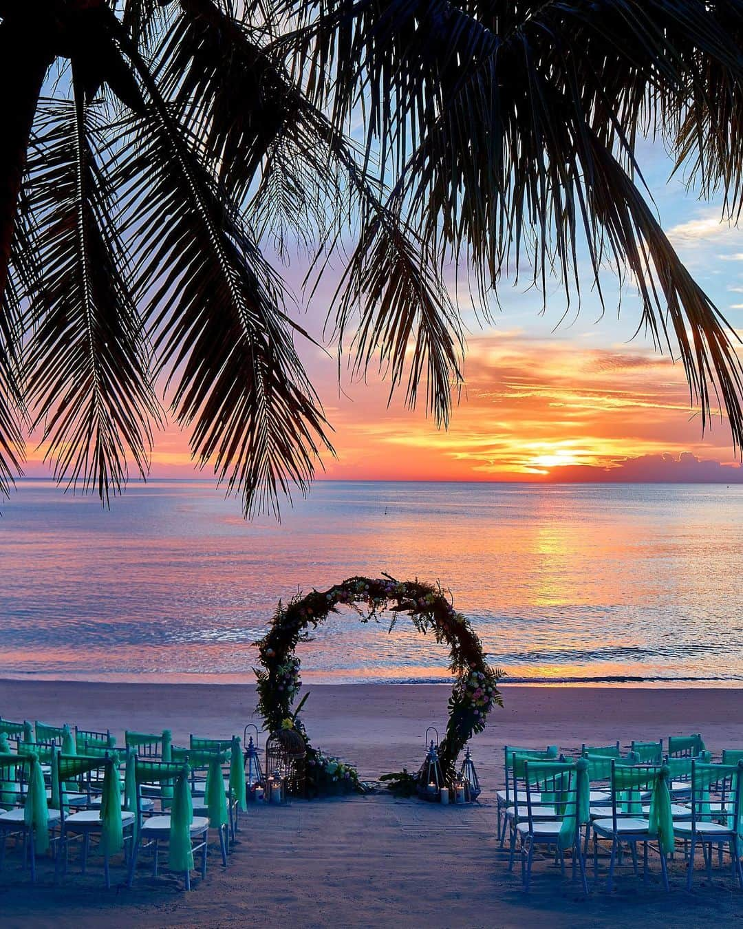 リッツ・カールトンさんのインスタグラム写真 - (リッツ・カールトンInstagram)「Moments this special deserve a golden view. ⁣ ⁣ #Langkawi #Malaysia #Kedah #Celebrators #Celebration #Sunset #GoldenHour #Wedding #BeachWedding #DestinationWedding #Beach #Coast #Vacation #Getaway #Travel #Travelgram #InstaTravel #TravelDiaries」3月10日 6時44分 - ritzcarlton