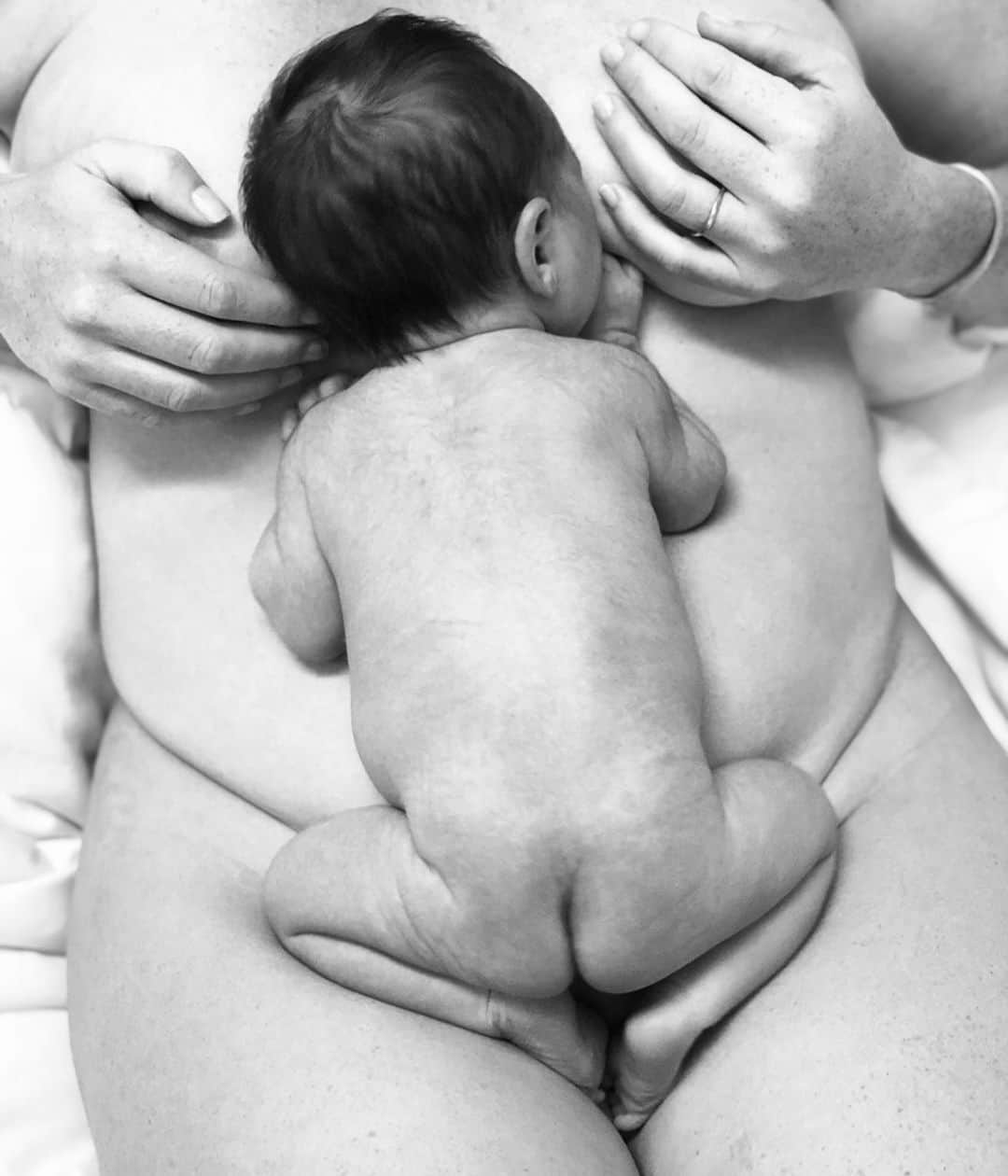 キャメロン・リチャードソンのインスタグラム：「Happy #internationalwomensday Look at what we do!!!! Me with my best girl a few days after birth ❤️」