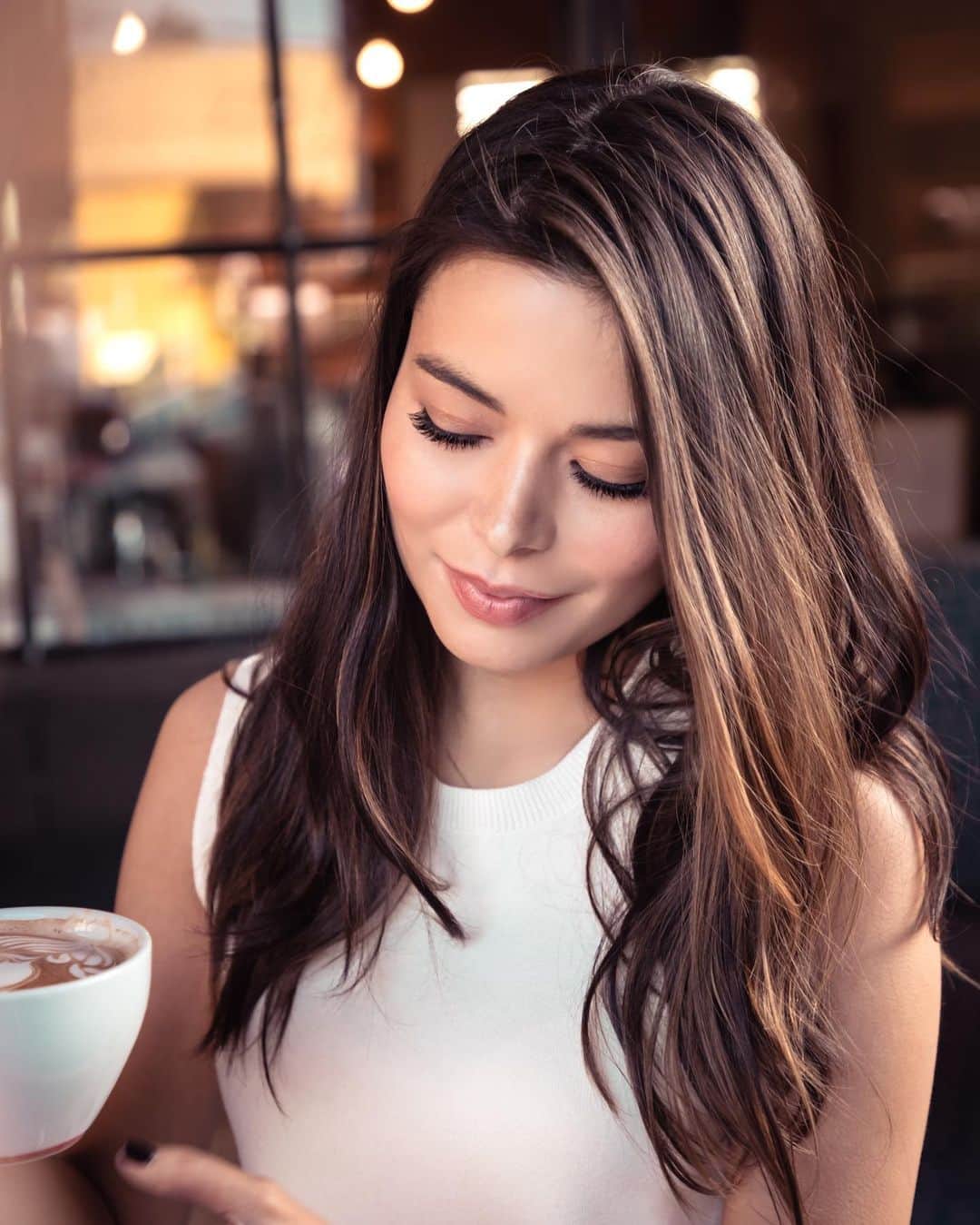 ミランダ・コスグローヴのインスタグラム：「Hot Chocolate ☕️」