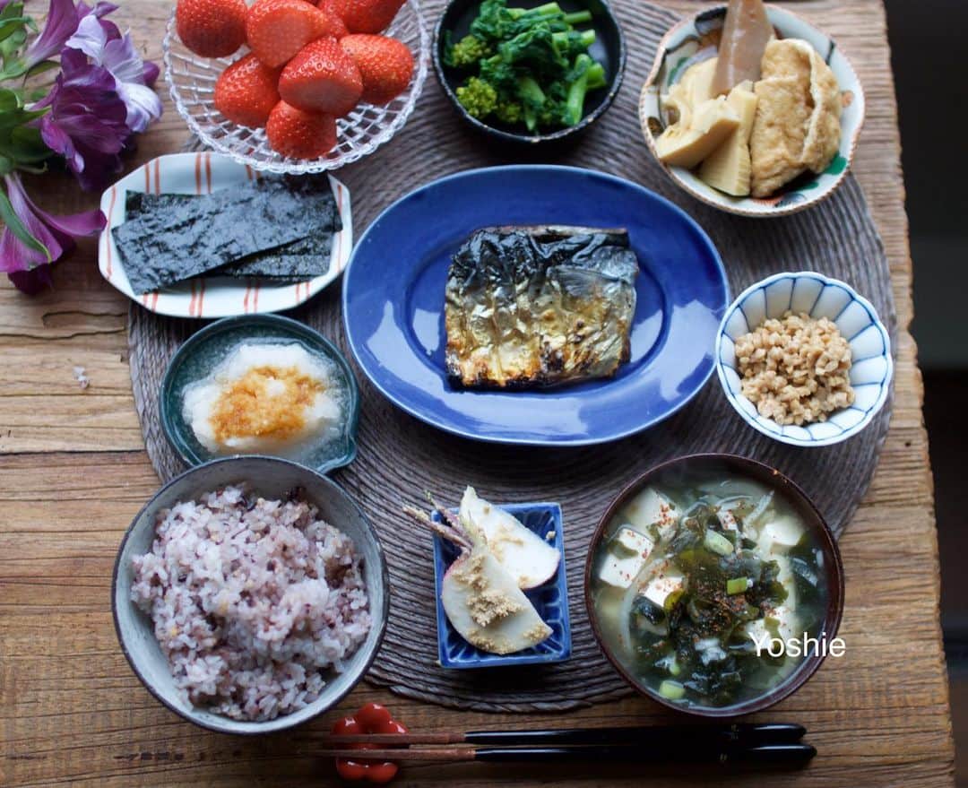 草間淑江さんのインスタグラム写真 - (草間淑江Instagram)「おはようございます！  ３月１０日の朝は、鯖の塩焼き、納豆、たけのここんにゃくお揚げの煮物、海苔、菜の花のお浸し、カブのぬか漬け、豆腐わかめ玉ねぎのお味噌汁、いちご。  昨日は人間ドックで朝食抜きだったので今朝はしっかり食べたくて。  三重県産天然鯖をシンプルに塩焼きに。  大根おろしでさっぱりといただきました。  やっぱり朝ごはん元気出ます。  今朝も感謝して。  ご馳走様でした。  さて、今日は朝からしとしと雨の東京。  みなさま素敵な１日をお過ごし下さい💕💕💕 ・ ・ #朝食#朝ごはん#鯖の塩焼き#和食#朝はしっかり食べる派 #今朝も感謝して#ご馳走様でした🙏 #皆さま素敵な1日を」3月10日 7時49分 - yoshie_kusama