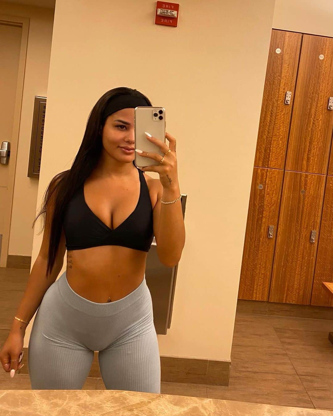 Katya Elise Henryさんのインスタグラム写真 - (Katya Elise HenryInstagram)「Never skip a Monday workout 🙅🏽‍♀️ sooooo I’ve been testing out some of the workouts from my new 8 week PEACH PLEASE challenge that starts March 30th... and lemme tell you... these workouts are no joke 😫 I am absolutely loving this new training split! Guess what? There is now yoga stretches at the end of each session!!! Taking the time to slow down, cool down, and stretch at the end of a workout sesh is not only beneficial for your mobility, but it also helps you take a moment to reflect & appreciate what you have just achieved and have a little gratitude time 🙏🏽💫😊 us #WBKgirls are not only focused on the outside, we focus on the inside as well. 🧠 so so so important. Who run the world?! WBK girls! 👊🏽 Quick, secure your spot for my brand new challenge ~ link in bio! - - my top is from my bikini line ~ @kissmypeachswimwear & my leggings are @workouts_by_katya ☁️ (they come in other colors ✨)」3月10日 7時54分 - katyaelisehenry