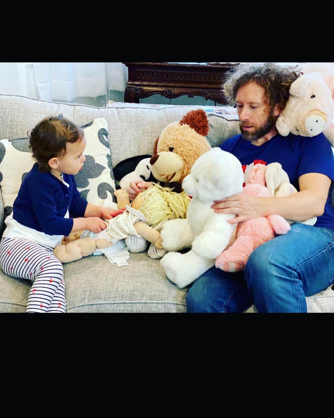 T・J・サインのインスタグラム：「Storytime with uncle TJ, Bear, Pig, Rough-rough, Dolly, Bunny & the rest of the stuffed gang. Can never have enough help for story time 😊 📖 🐽 🐰 🐶 🧸」