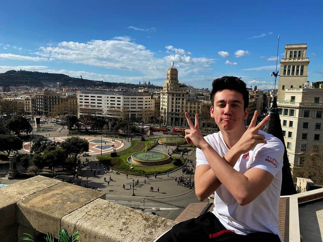 じゅんのインスタグラム：「バルセロナの渋谷とも言える、 カタルーニャ広場が見える家すごい」