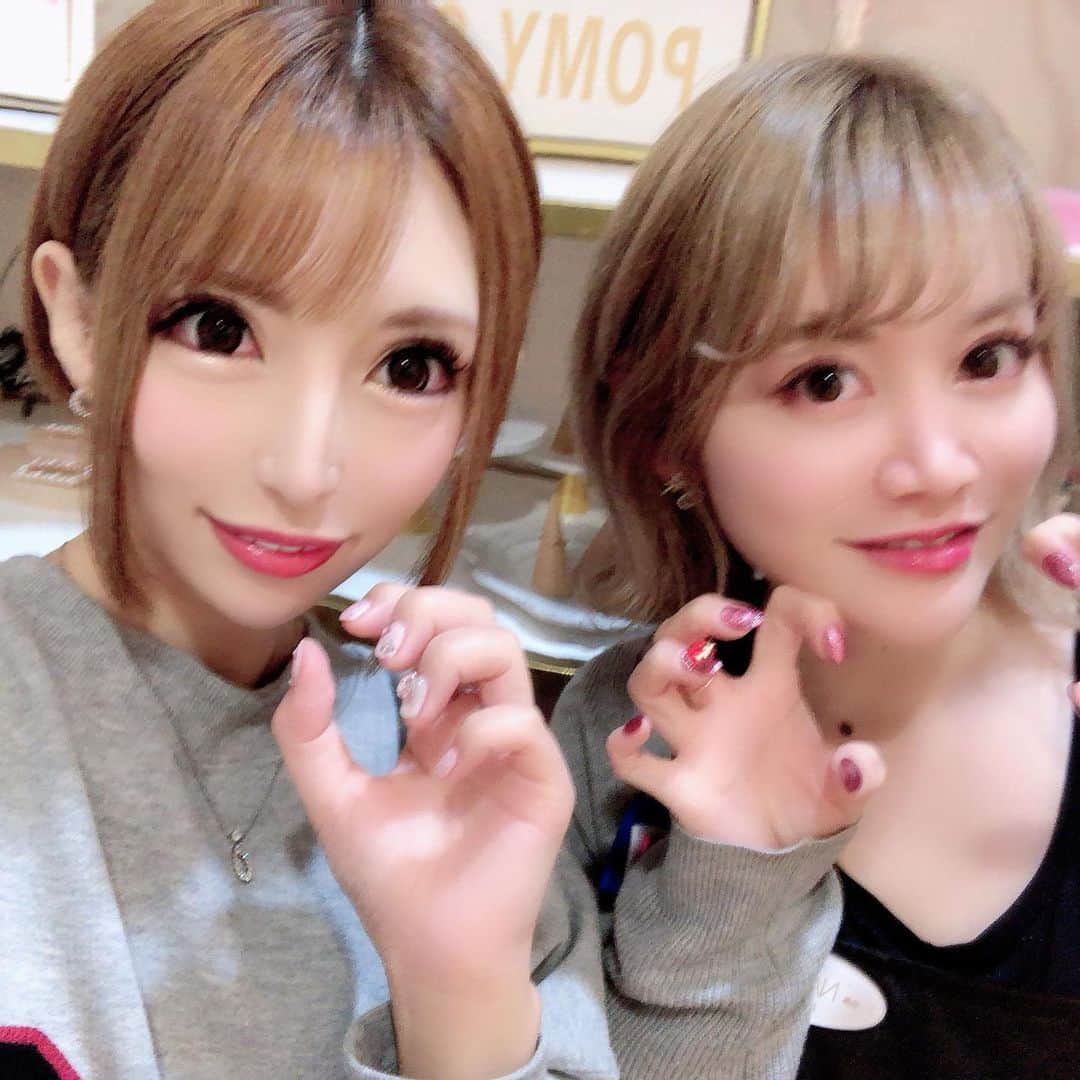 葉月七瀬のインスタグラム：「‪ꫛꫀꪝnail💅🏻💖 ホワイト×ピンクで春ネイル🌸🐝 安定で、なぎちゃんのネイル可愛い💓 ハートはいつもつける💕💕 #pomynail #newnail #春ネイル #flower #heart #ラメ」