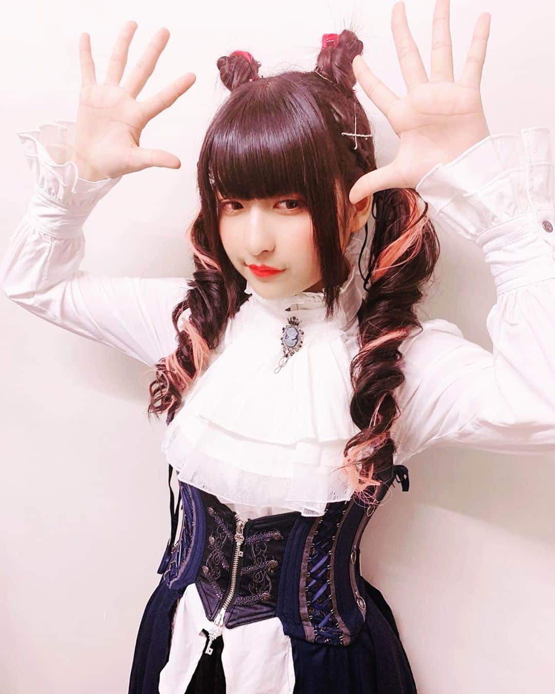 りりりのインスタグラム：「「うちますよっしゅびっ」  #コンパスシクパ #デルミン #誕生日 #おめでとう #コンパス ・ 🎁デルミンちゃんお誕生日おめでとう🎁 めちゃくちゃカワイイヘアメイクしてもらいました(๑⃙⃘♥‿♥๑⃙⃘) りり誕と『女の子になりたい』の時もヘアメイクをお願いした ミカさん @mika_makes_  にやってもらいました♡♡♡ ありがとうございます🥰🙏 ミカさんのヘアメイク大好きやぁぁ😘 ツノも作ってもらってデルミンのツインテ風にぐるんぐるん巻き！！ (これでソロチェキも撮ったよ激レア…♡) 可愛くしてもらえるとテンション上がるよね、、、ꈍ .̮ ꈍ メイクとりたくないなーってなったわ🥺 最近イベントが中止になることが多いから早くみんなに会いたすぎて、寂しいです😔 いろいろといい方向に向かいますように、、、、。 会えない分なるべく出来る日はリプ返や生放送系をやりたいなって考えてるよーーーー( ⸝⸝⸝•_•⸝⸝⸝ ) 見れる日あったら見にきてね🥺💓 ・ ・ ・ #ヘアメイクの力はすごい  #かわいい #女の子 #大好き #コロナウィルスに負けないぞ  #アルコール除菌忘れないで #手洗いうがい大事」