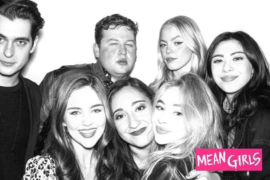 サブリナ・カーペンターのインスタグラム：「TOMORROW I MAKE MY BROADWAY DEBUT AND IVE MADE SOME VERY CUTE FRIENDS IN THE PROCESS💕 @meangirlsbway」