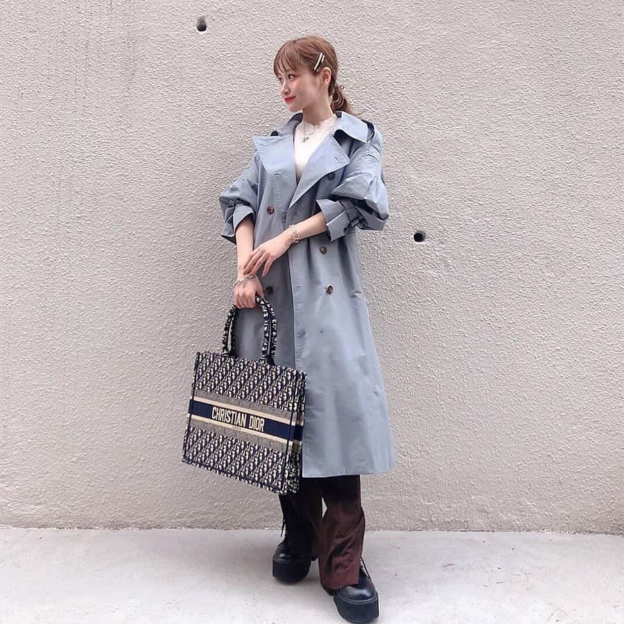 のインスタグラム：「くすみブルーのトレンチ♡🦋 @cara_tokyo . . outer @cara_tokyo  tops @snidel_official pants @unrelish_official bag @dior shoes @109_shibuya . . #caratokyo #dior #くすみブルー #トレンチコート #春コーデ  #あおぞら私服」