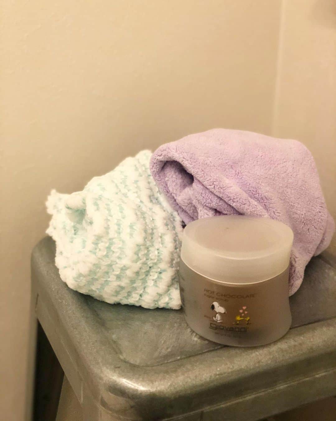 神崎恵さんのインスタグラム写真 - (神崎恵Instagram)「お風呂セット🛁🛀🧼 背中をつるつるにするタオル（ブルー) 髪が乾きやすくなるふわふわタオル(パープル)スタンダードタイプとターバンタイプ両方愛用中。 今日はターバン。巻いた感じはストーリーズに。 パジャマとかキャミだとまぁまぁまぁいいのだけど。ヒロトTだと😳🤭🤫 何個リピートしているかわからないほど好きなジョヴァンニのボディスクラブ。 最近は、スヌの限定パッケージ。 あぁ、癒される。 スクラブの粒感が最高。 背中タオル　#美ホワイトエピタオル  体はいつも手洗いだけれど、背中だけはタオル。 物足りないくらいのが肌が傷まなくてすきです。 ここぞというときは、 #takami のAPSソリューションをスプレーに入れ背中にシュッシュと吹きかけてケアすると透明感！な背中に。 ヘアタオル　#ハホニコ　ヘアドライマイクロファイバータオル #ジョヴァンニ　ボディスクラブ　シュガーもソルトもかなりリピート #お風呂」3月9日 23時21分 - megumi_kanzaki