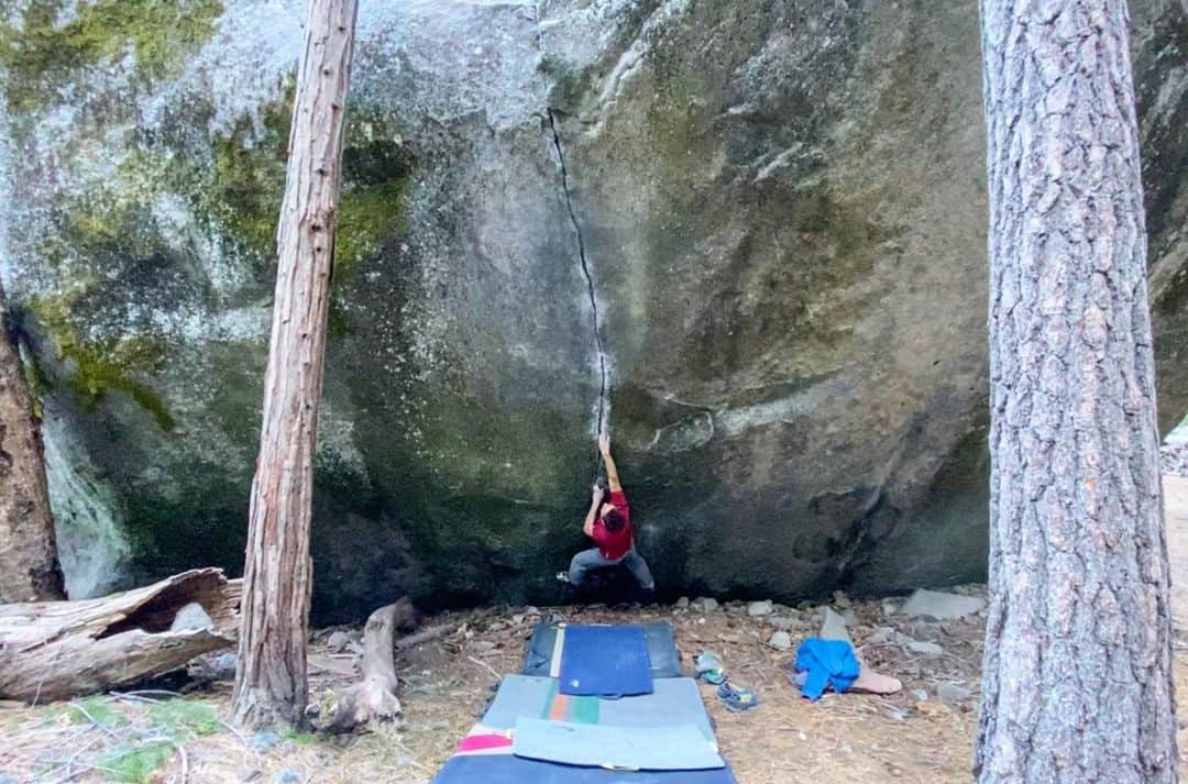 ベス・ロッデンのインスタグラム：「So thrilled for @randypuro and sending his longest ever multi year project “Sitsquatch” the sit start to the late great @deanpotter crack test piece “Sasquatch.” It’s been many years, having a kid, countless gobies and high points and low points. It was a privilege to watch his process, just as it is with anyone giving their all on something. I’m continually amazed at Randy’s relentless passion to establish beautiful lines with zero desire for fanfare or applause. (He’ll hate me for this post but I’m doing it anyways 🙃) I’m convinced it must be one of Yosemite’s hardest crack climbs, but he is not. I guess time will eventually be the great mediator in our marital dispute. 😉 Congrats Randy! #lastdaybestday #yosemitebouldering @outdoorresearch @lasportivana」