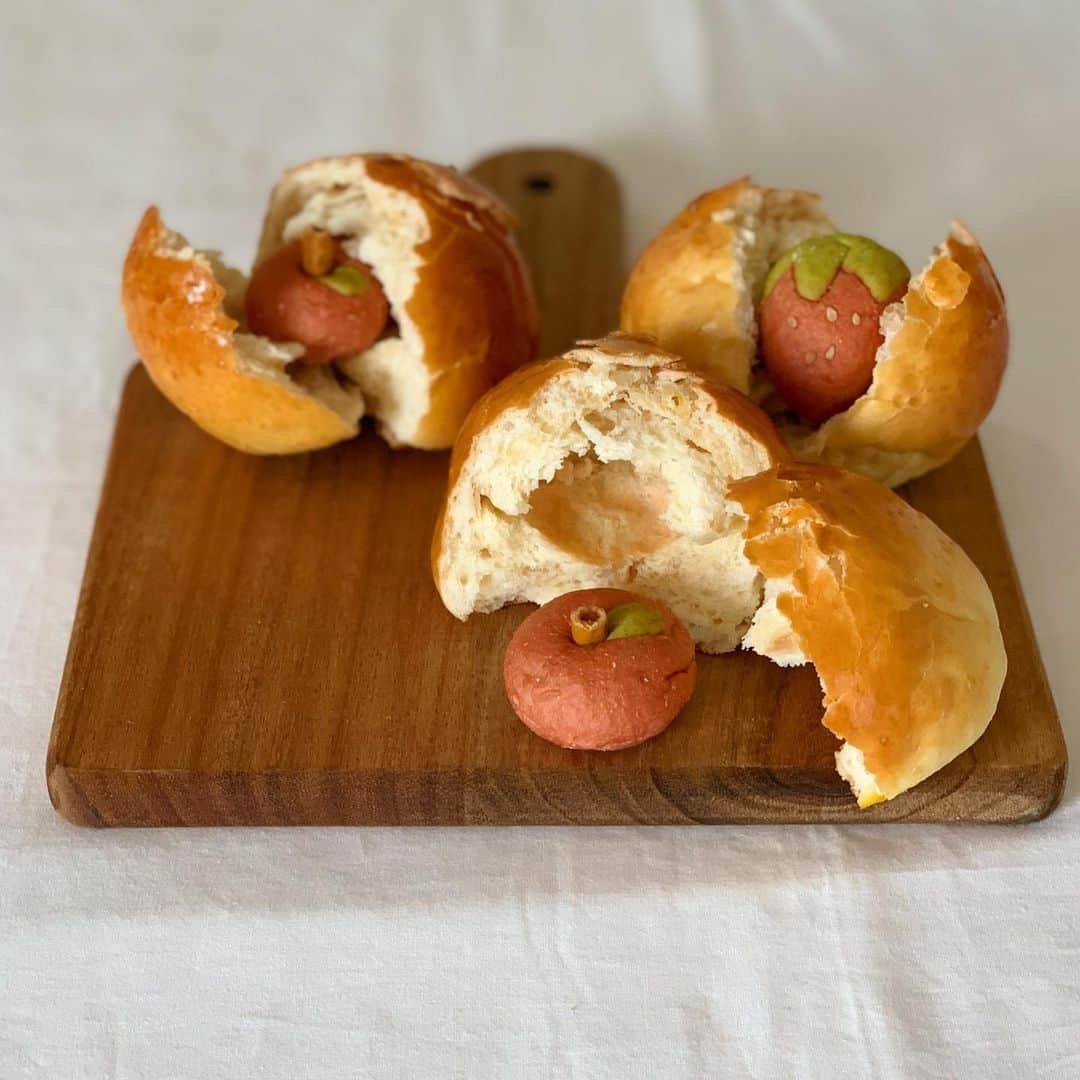 Ranさんのインスタグラム写真 - (RanInstagram)「. . . パンの中からまたパンが登場で、 子供たちと盛り上がりました☺️ 宝探しみたいな、 化石掘りみたいな、 そんな感覚✨ . . . . Bread in the bread 🍎🍞🍓 . . . . #bread #apple #applebread #kawaii #japanese #breakfast #breadart #artfood #baker #bakery #breadclass #パン #手作りパン #りんごパン #テーブルロール #丸パン #ホームベーカリー #おうちぱん #おうちごはん #無添加パン #トッポ #ナチュラルキッチン #萌え断 #こどもごはん #こどものいる暮らし #こどもが喜ぶ #宝探し #食育 #パン教室 #konel」3月9日 23時22分 - konel_bread