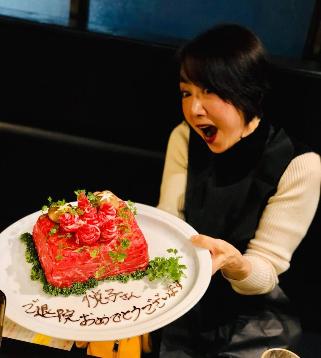 奈美悦子さんのインスタグラム写真 - (奈美悦子Instagram)「今夜は愉快な仲間達と焼き肉まる29でご飯会！そこで嬉しいサプライズ❣️お肉のケーキをプレゼントして頂きました。感謝。#愉快な仲間#焼き肉#プレゼント#お肉のケーキ#サプライズ#ありがとう#嬉しいな」3月9日 23時32分 - nami.etsuko