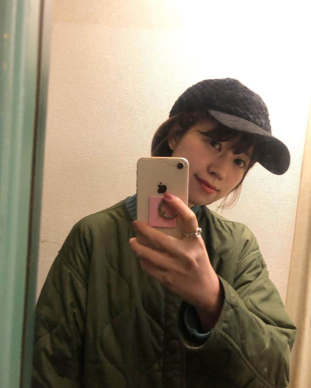 渡辺梨夏子のインスタグラム：「昨日はちょっと寒かった〜 わたしの半袖はじめはいつかな...🍃 いろんなモヤモヤが はやく晴れますようにー！ 仕事もなんとなく、踏ん張りどきな きがする。する。する。  #ひとりごと#めも #スマホ変えなきゃ」