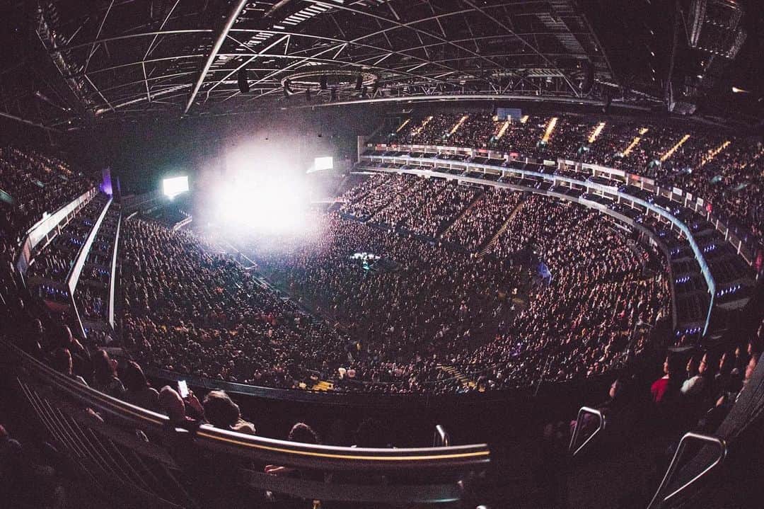 Halseyのインスタグラム：「If you ain’t been a part of it, at least you got to witness. 🤍 Sold Out at @theo2london 🤍 📷: @donslens」