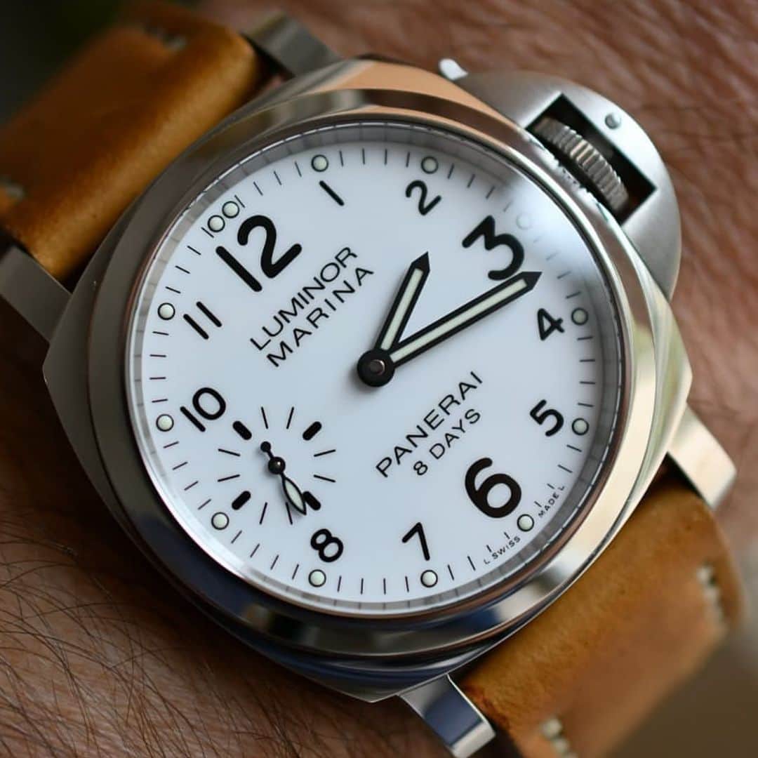 パネライのインスタグラム：「Let’s start this week a little different with a white dialed #Panerai.  Are you a fan of them? Pic by @svrcomrco #paneraicentral」