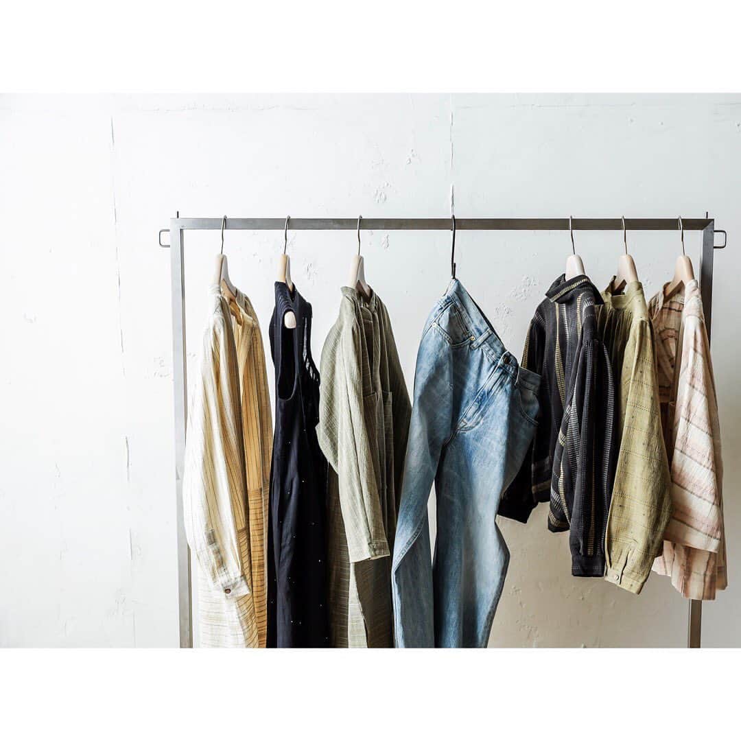 のインスタグラム：「【information】 . 3/10(tue)12:00〜START！ . オンラインストアでは、 普段入荷していないimport itemを期間限定で販売します。 スタッフ人気のdenim brand 《true nyc》 . 手織りのカディーコットンを 使った柔らかく丁寧に作られたブラウスやワンピース。 《CROW》 . . お楽しみに。 . . . #beardsley #onlineshop #limited」