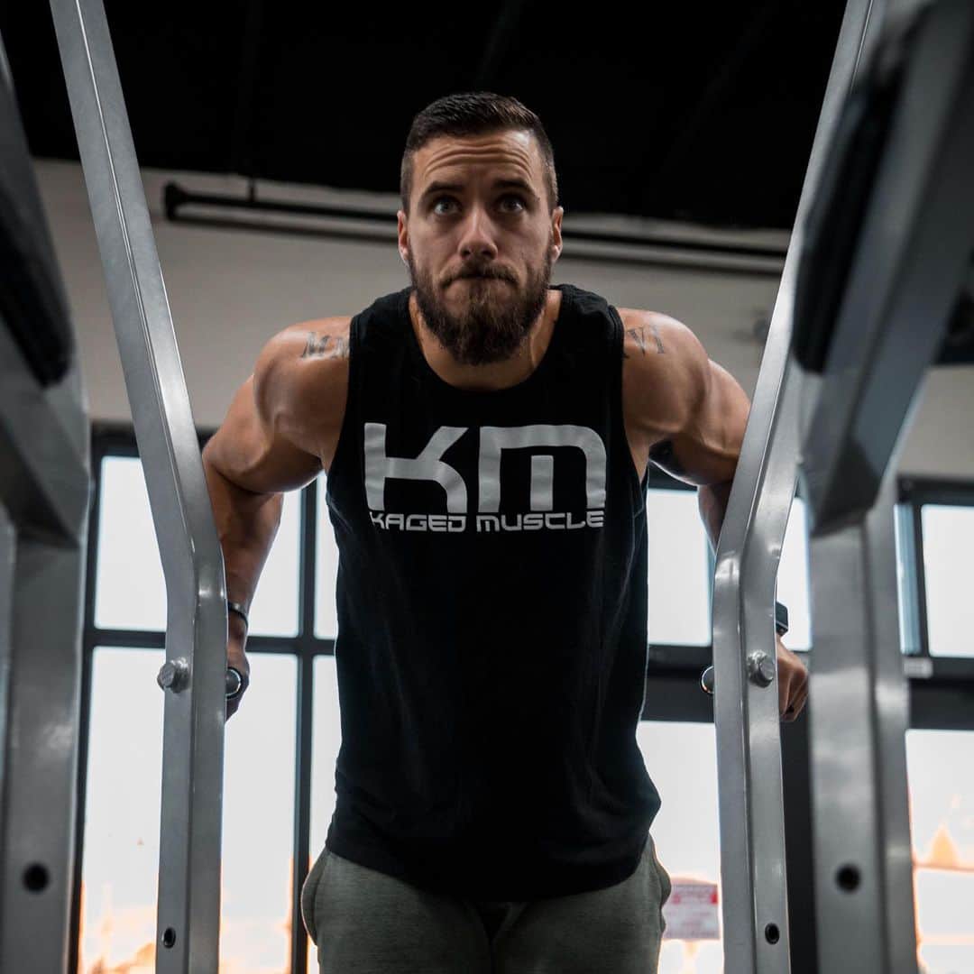 ジェイコブ・ダルトンのインスタグラム：「Look forward to a new week with new goals in mind. Keep your chin up and keep moving forward 💪🏼 - Smashing my workout this morning with @kagedmusclesupps pre-kaged and creaclear 🥤 - P.s how about that beard? 😂 🧔 📸 by @bigvicmedia」