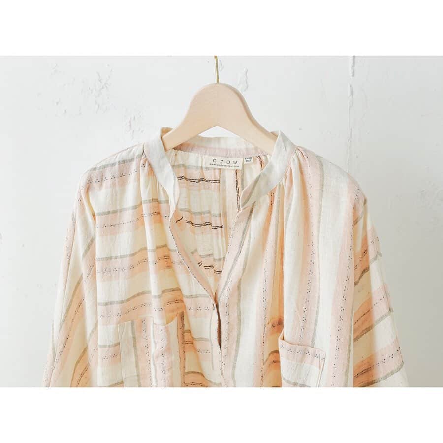 のインスタグラム：「【information】 . 3/10(tue)12:00〜START！ . オンラインストアでは、 普段入荷していないimport itemを期間限定で販売します。 スタッフ人気のdenim brand 《true nyc》 . 手織りのカディーコットンを 使った柔らかく丁寧に作られたブラウスやワンピース。 《CROW》 . . お楽しみに。 . . . #beardsley #onlineshop #limited」