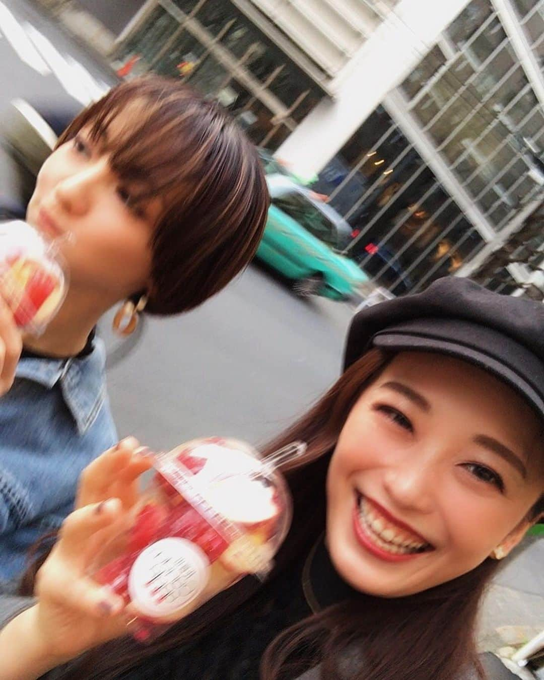 彩咲めいさんのインスタグラム写真 - (彩咲めいInstagram)「今日ね、ストーリーにも載せたけど、おデートしてたんよ❤️ お天気もいいし気持ちよかったなー✨ 私、実は顎関節症で、りんご飴思いっきり食べたいけど、ぱきん。て言うタイプの人でちょーと苦手やってんけど、 食べ歩き用はカットしてますってことで、、、 久々に食べたりんご飴はめちゃ美味しかったし、満腹感半端なかったです😋🍎 りんご🍎が赤くなると医者が青くなるって、言うみたいやから、日頃からちょこちょこ、りんご食べよーって思ってん🍎 #りんごあめ専門店 #candyapple 今思ってんけどさ、自撮りのブレ方やばない？🤳www」3月9日 23時49分 - mei.ayasaki91