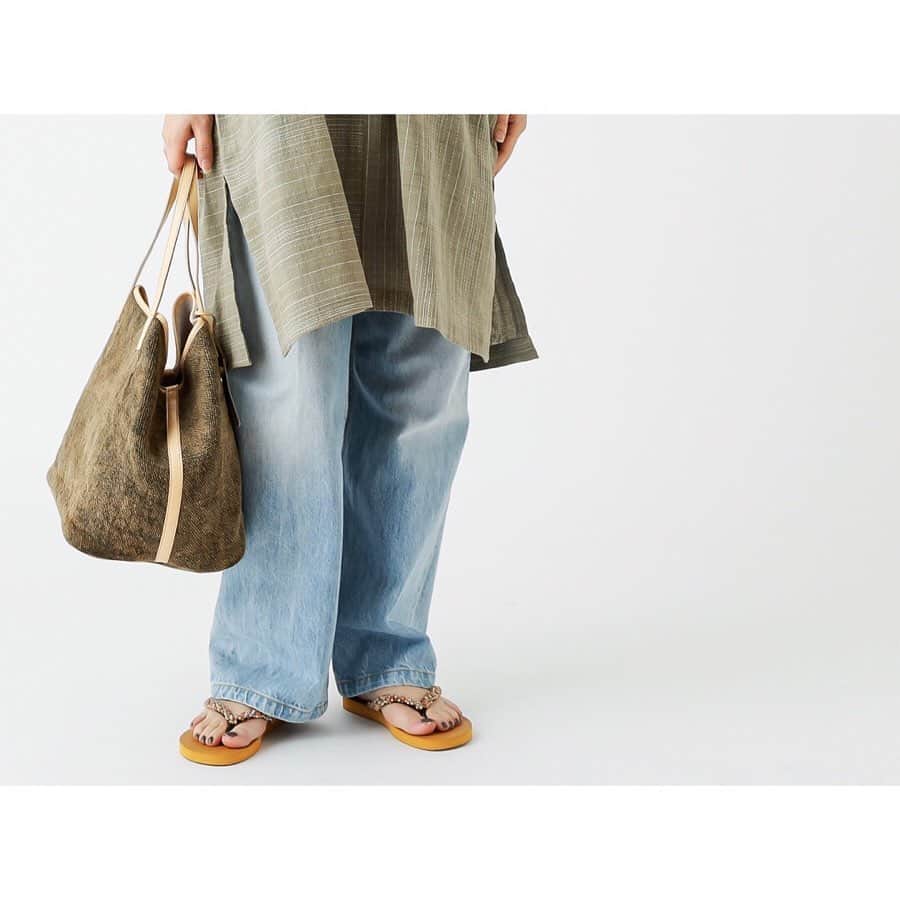 のインスタグラム：「【information】 . 3/10(tue)12:00〜START！ . オンラインストアでは、 普段入荷していないimport itemを期間限定で販売します。 スタッフ人気のdenim brand 《true nyc》 . 手織りのカディーコットンを 使った柔らかく丁寧に作られたブラウスやワンピース。 《CROW》 . . お楽しみに。 . . . #beardsley #onlineshop #limited」