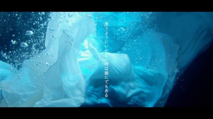 湯川正人のインスタグラム：「Love LinerのWeb CMを監督をしました。﻿ ﻿ "自分の首を締める必要ない﻿ 人と違う感情があるから人生を感じれる﻿ あなただけの色で自信を持って生きて﻿欲しい" @loveliner_official ﻿  Produced&Directed by Masato Yukawa ﻿ Dirceted by @naoki_ono﻿ DOP @tomwcarey﻿ Lighting by Taizo Miyahara﻿ Styling @melodijah @ryothetroublemaker ﻿ Hair @naoki_imajo ﻿ Makeup @_yukariyamamoto_ Translater  @kozoterai ﻿ Photographed  @taiki_the_shooter ﻿ Model&Narrater @maggymoon ﻿ Camera Operator @isagram.inc﻿ First Camera Assistant @kaisei_921 ﻿ Special thanks ﻿ @un3d_official  @momokoogihara @celavitokyo @staccatojapan﻿ @digzincgroup @mixedbygreg ﻿ 制作会社 @godpaniccreators」