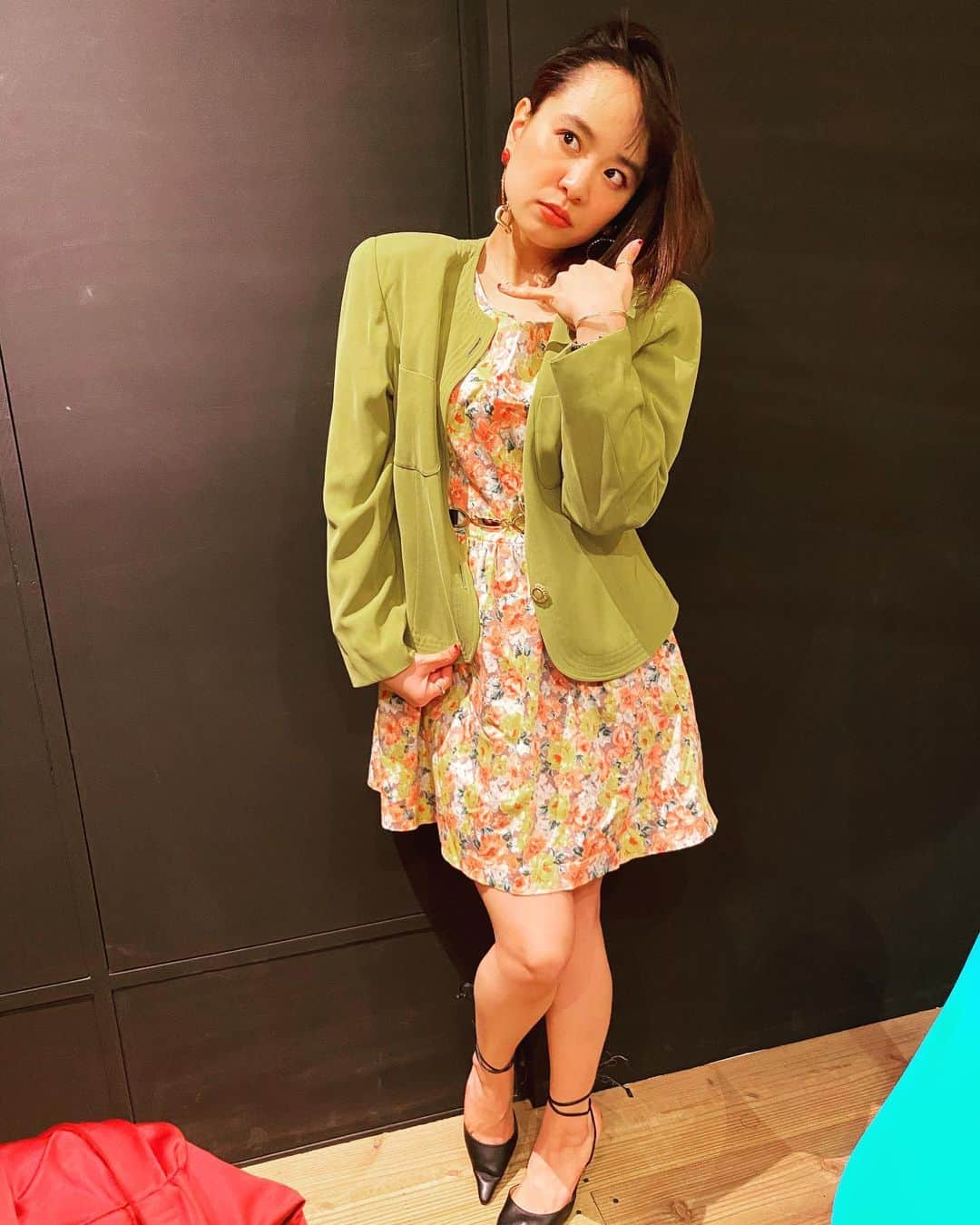 小春のインスタグラム：「この いかり肩 小春ちゃんみたいだね と妹から言われた。オイ  ヘイバブリー。  最後の写真が最高昭和感で気に入っている  #姉カメラ」