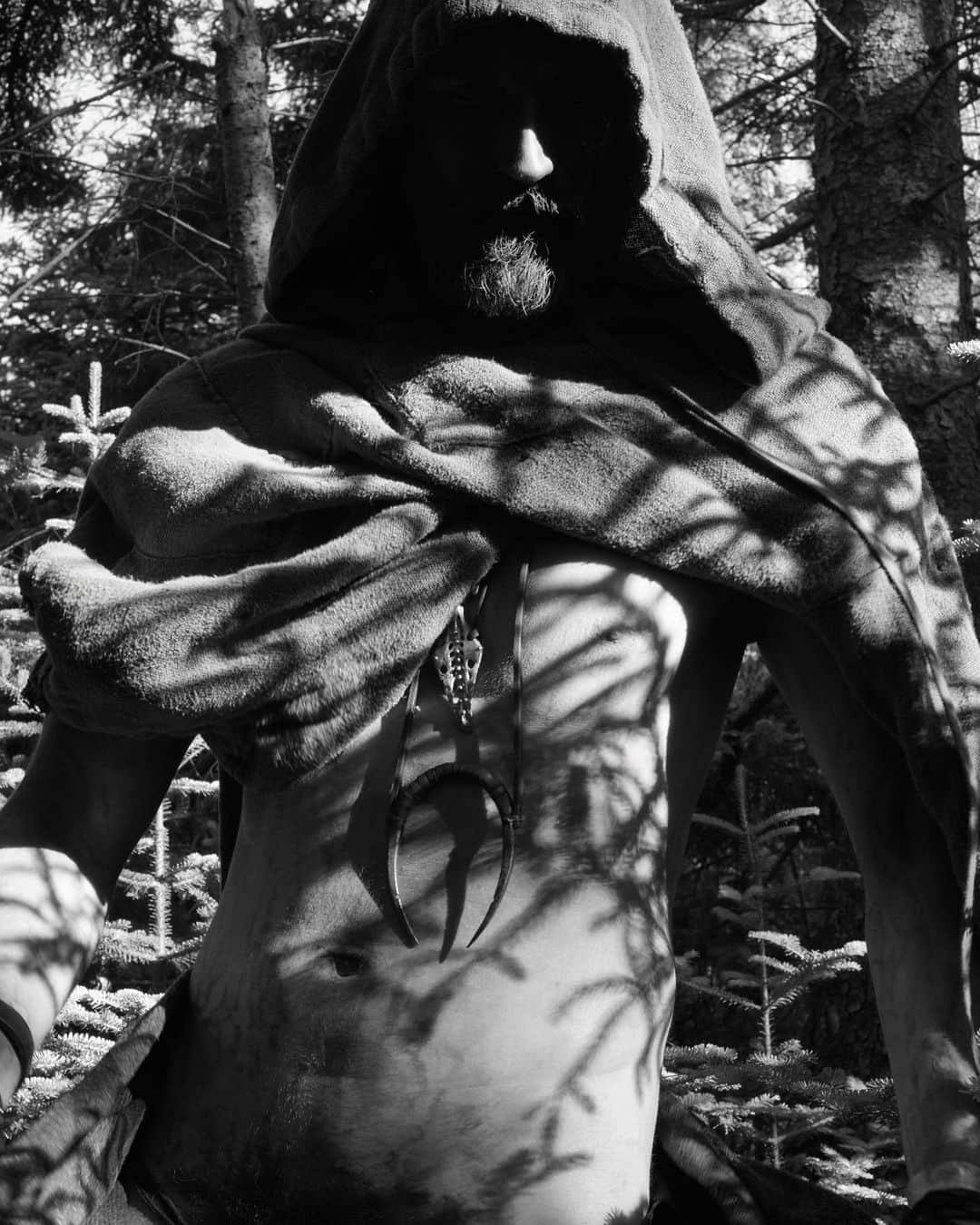 カーター・スミスのインスタグラム：「The Watcher in the Woods 🌲 @rjrogenski styled by @billmulleninc for @summerwintermagazine on Bailey Island @thegillsgroup 🌲 photo and makeup by me」