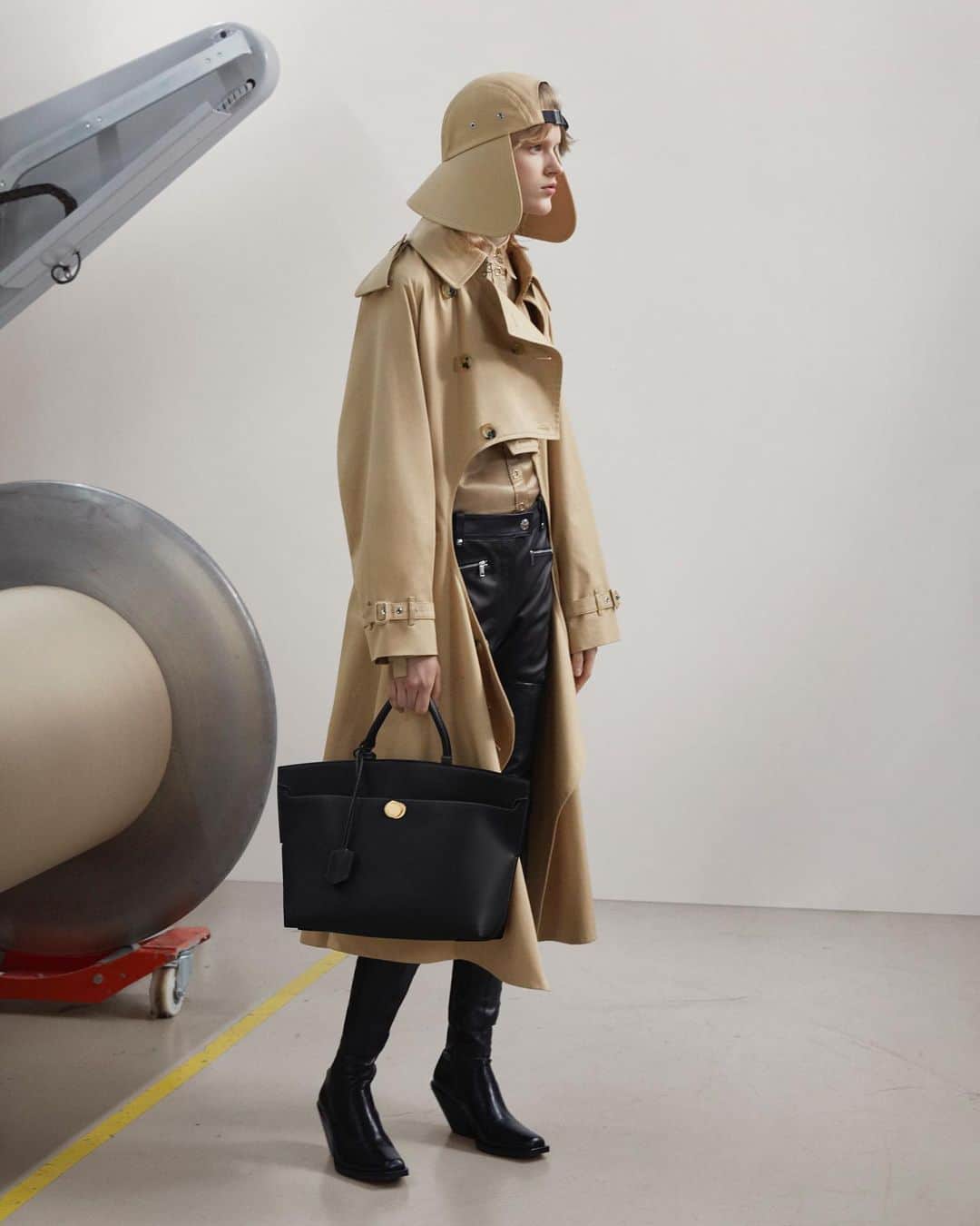 Burberryさんのインスタグラム写真 - (BurberryInstagram)「Modern silhouettes . The reimagined #BurberryTrench coat. Spliced to create a contemporary silhouette and paired with the new bonnet cap - part of the #BurberrySpringSummer20 collection . #Burberry」3月9日 23時59分 - burberry