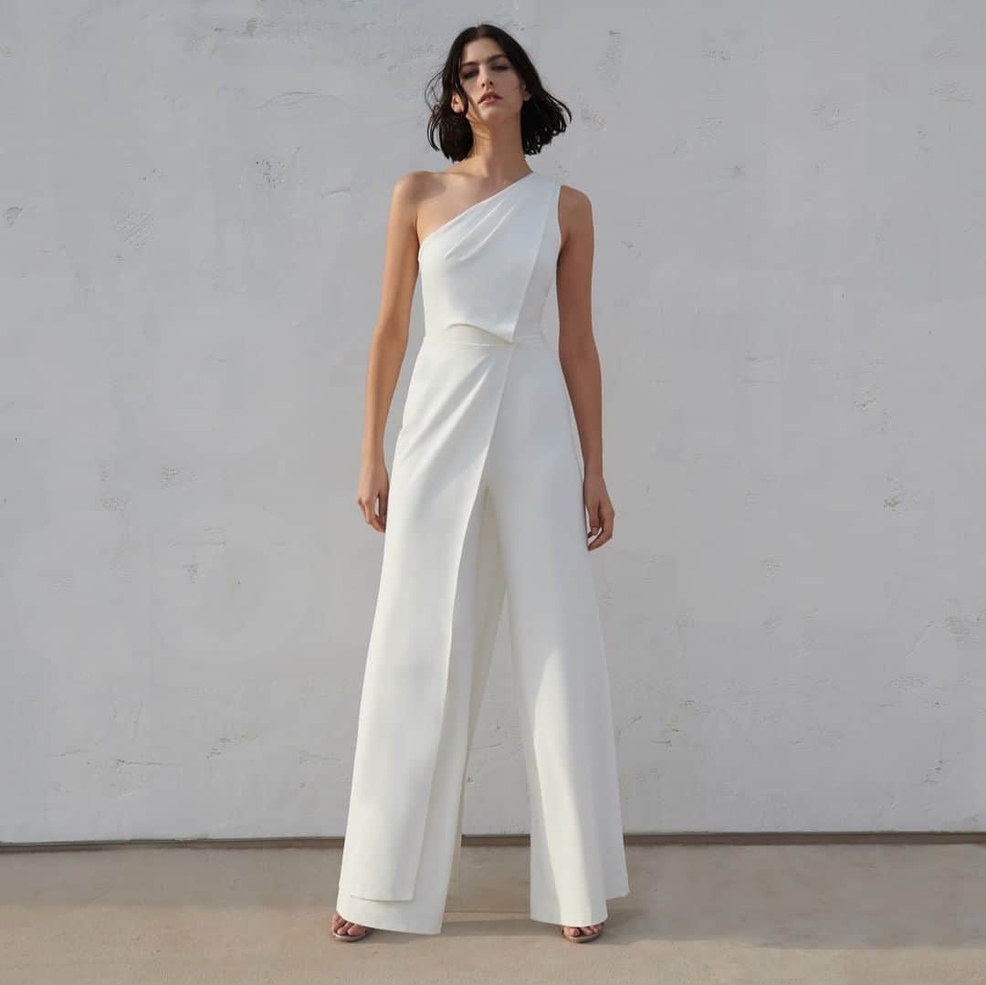 ホルストンのインスタグラム：「Crisp white. Elegant draping. A dramatic silhouette. All you really need to do is stand there.」