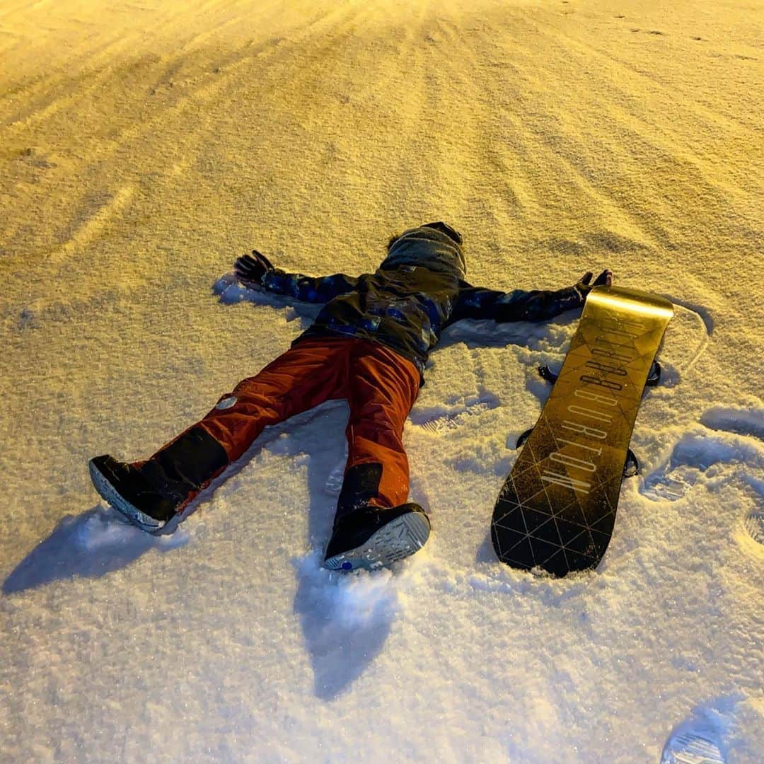 しゅがーさんのインスタグラム写真 - (しゅがーInstagram)「この世界から私を見たら ちっぽけで小さな存在だけど こういう寝転び方をしたら大きくなるんだ🎶  #スノボ #スノボー #すのぼ女子 #スノボー女子 #世界 #雪 #北海道 #北海道旅行」3月10日 0時01分 - syugasyuga14