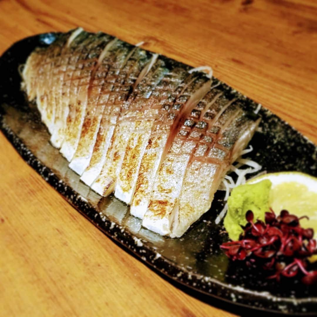 九州うまか 北浜店のインスタグラム：「炙りしめ鯖でございますよ。  #九州うまか#九州うまか北浜店#北浜#淀屋橋#天満橋#京橋#肥後橋#堺筋本町#大阪#大阪グルメ#居酒屋#日本酒#焼酎#純米#泳ぎイカ#もつ鍋#九州料理#九州#博多#福岡#鹿児島#宮崎#佐賀#長崎#大分#熊本#肉#鯖」