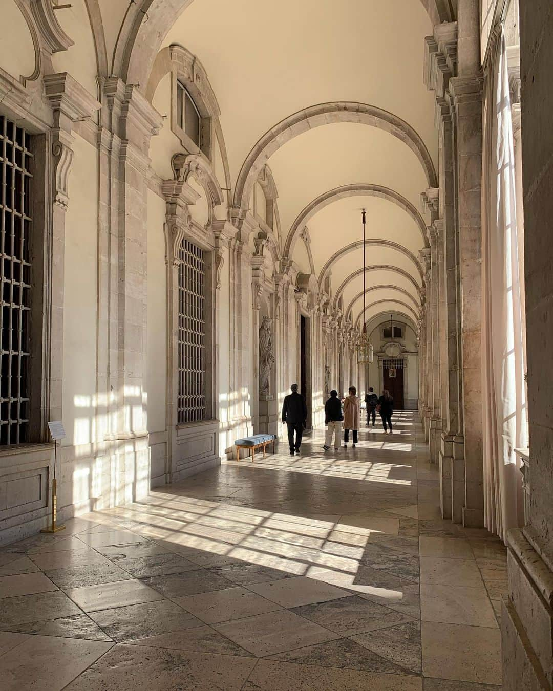 Anji SALZさんのインスタグラム写真 - (Anji SALZInstagram)「Feeling like royalty in Madrid’s ‘Royal Palace’ last month. Just imagine living in this artwork 😭 3,418 rooms (which weren’t allowed to photograph- but imagine rooms beautifully covered in different coloured silks and gold and paintings 👑 The initially built palace from 880 on, burnt down in 1734 this palace was newly built on site until 1755! I’ve never been so in awe 😭🤩❤️ So much visual inspiration. If you’re ever in Madrid this is a must see! I wore an antique silk kimono with a red Hakata Obi, my velvet coat and @salzkimono zouri.  マドリード王宮にて🇪🇸 火事の後、1735年に新しく建てて、部屋は3418室もある、豪華なパレス💫 アート作品の中に散歩してる気持ちで、部屋の色やデザインは全て違うし、絹の壁紙から家具から絵まで…全部素晴らしくて感動しました。😱🤩😭😭❤️ マドリッドに行くチャンスがあれば大変おススメです。 #royalpalaceofmadrid #kimono」3月10日 0時11分 - salztokyo