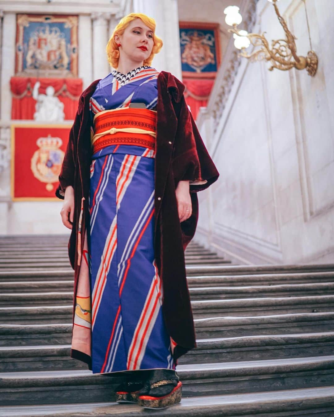 Anji SALZさんのインスタグラム写真 - (Anji SALZInstagram)「Feeling like royalty in Madrid’s ‘Royal Palace’ last month. Just imagine living in this artwork 😭 3,418 rooms (which weren’t allowed to photograph- but imagine rooms beautifully covered in different coloured silks and gold and paintings 👑 The initially built palace from 880 on, burnt down in 1734 this palace was newly built on site until 1755! I’ve never been so in awe 😭🤩❤️ So much visual inspiration. If you’re ever in Madrid this is a must see! I wore an antique silk kimono with a red Hakata Obi, my velvet coat and @salzkimono zouri.  マドリード王宮にて🇪🇸 火事の後、1735年に新しく建てて、部屋は3418室もある、豪華なパレス💫 アート作品の中に散歩してる気持ちで、部屋の色やデザインは全て違うし、絹の壁紙から家具から絵まで…全部素晴らしくて感動しました。😱🤩😭😭❤️ マドリッドに行くチャンスがあれば大変おススメです。 #royalpalaceofmadrid #kimono」3月10日 0時11分 - salztokyo