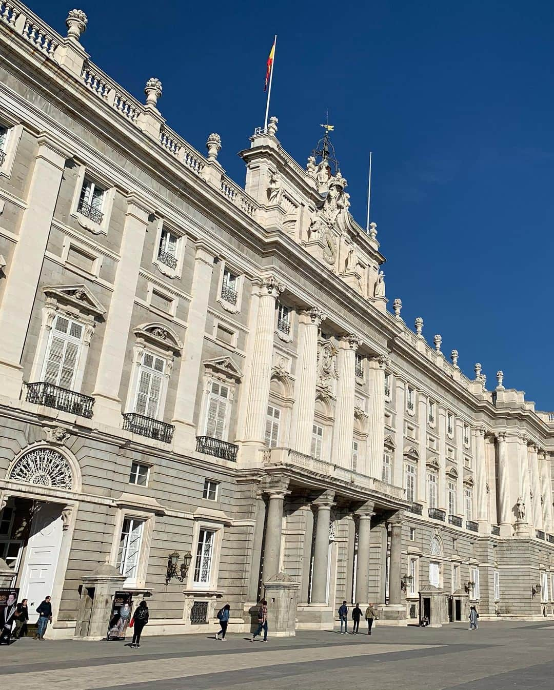 Anji SALZさんのインスタグラム写真 - (Anji SALZInstagram)「Feeling like royalty in Madrid’s ‘Royal Palace’ last month. Just imagine living in this artwork 😭 3,418 rooms (which weren’t allowed to photograph- but imagine rooms beautifully covered in different coloured silks and gold and paintings 👑 The initially built palace from 880 on, burnt down in 1734 this palace was newly built on site until 1755! I’ve never been so in awe 😭🤩❤️ So much visual inspiration. If you’re ever in Madrid this is a must see! I wore an antique silk kimono with a red Hakata Obi, my velvet coat and @salzkimono zouri.  マドリード王宮にて🇪🇸 火事の後、1735年に新しく建てて、部屋は3418室もある、豪華なパレス💫 アート作品の中に散歩してる気持ちで、部屋の色やデザインは全て違うし、絹の壁紙から家具から絵まで…全部素晴らしくて感動しました。😱🤩😭😭❤️ マドリッドに行くチャンスがあれば大変おススメです。 #royalpalaceofmadrid #kimono」3月10日 0時11分 - salztokyo