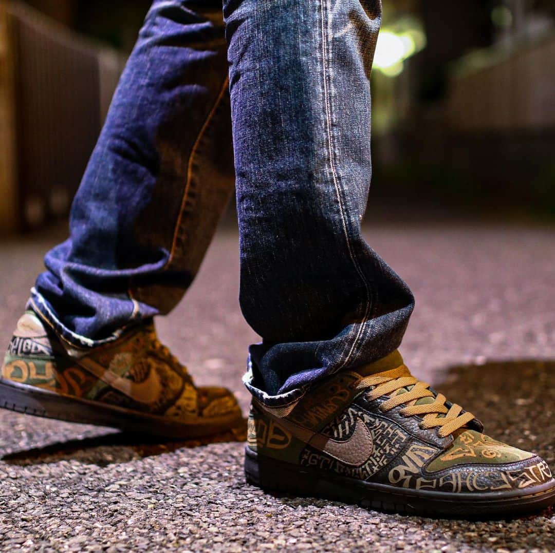 SneakerBox.jpのインスタグラム：「✨ 誰も知らなそうなコレを。 307696-001 DUNK LOW PREMIUM DB 2006年くらいでしたかね。。？ まだDBも通常のオレンジBOXだった時代。Doernbecherの中でもかなり上位に好き😋 黒のプレミアレザーにカーキ、全体にレーザー加工を施した贅沢な1足です👍またこーいうの出して欲しいなぁ。 #mitasneakers  #ms_ddc_20200314 #ミタスニーカーズ #ドーレンベッカー  #Doernbecher #dunklow  #dunk  #nikedunklow  #nikedunks」