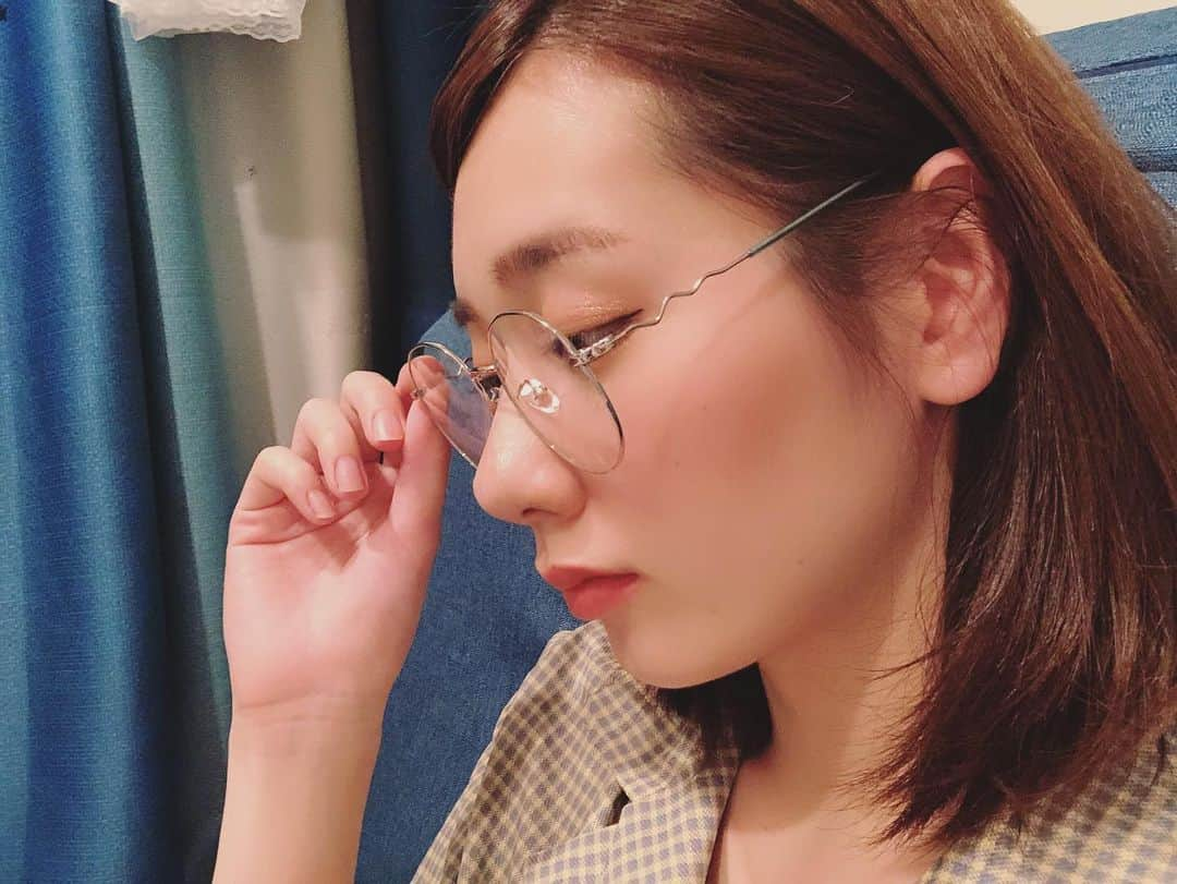 西村彩有里さんのインスタグラム写真 - (西村彩有里Instagram)「. new glasses👓 . なみなみフレームがお気に入り🌟 レンズの重心が低くて面長の顔も誤魔化せるかなあって少し思ってる✌︎ . 私はフレームがへんてこなメガネが好きみたい。一つ前のはレンズの形が変わってるところがお気に入り❤︎ . 前のがゴールドだったからシルバーにしました☻ #new #glasses #眼鏡 #メガネ #メガネ女子  #japanarizm #japanese #japanesegirl #idol #偶像 #followｍe #follow #西村彩有里 #さゆりぃ #横顔最強説」3月10日 0時12分 - 24sayu