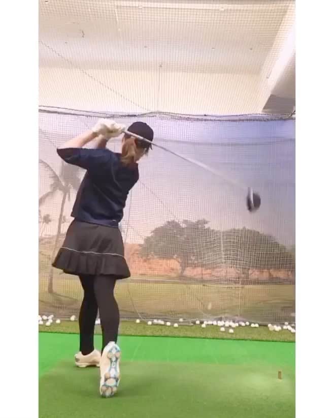 のインスタグラム：「去年の9月から ゴルフをはじめて半年🏌️‍♀️ . . 最初の頃のスイング動画見返すと 我ながら上達したなーと思って達成感😂😂 まだコースには2度しか出たことないから 今年はもっとたくさんコースでて いいスコア叩き出したいな🏌️‍♀️ . .  ゴルフレッスンは、 今は　@golfathlete_hatagaya に 通っています⛳️ . .  #ゴルフアスリート幡ヶ谷 #ルコック #ゴルフ動画 #ゴルフスイング動画 #スイング動画 #addidasgolf #taylarmade #taylormadegolf  #ゴルフ女子 #ゴルフ #ゴルフウェア #golf #golfers #golfswing #golfwear #golfgirl #ラウンド  #女子ゴルフ #ゴルフスイング #ゴルフ好きと繋がりたい #ゴルフコーデ#ゴルフ好き #ゴルフ練習#ゴルフスイング #ゴルフ仲間募集中」