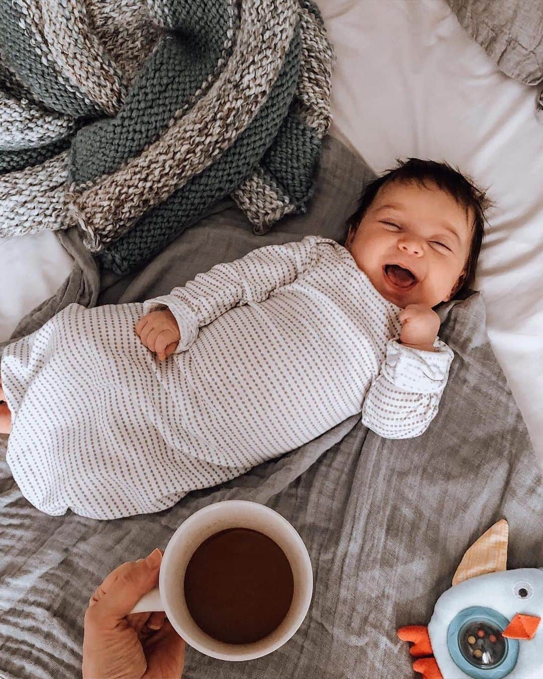 カーターズさんのインスタグラム写真 - (カーターズInstagram)「Mondays (after #springforward) are tough, but so are you! 🤪☕️🥰 Tell us how your day is going in the comments 👇💙☀️ #daylightsavings #tired #lovecarters 📷: @nicollepaige.barbieri」3月10日 0時44分 - carters