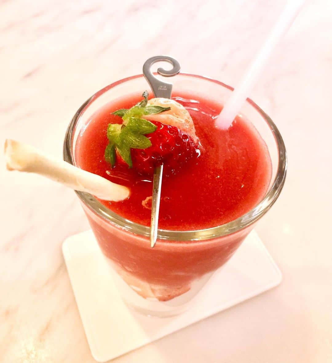 小柳津真由美さんのインスタグラム写真 - (小柳津真由美Instagram)「苺ドリンク🍓  #苺ドリンク🍓 #LEXUS CAFE #小柳津真由美」3月10日 0時45分 - mayumioyaizu