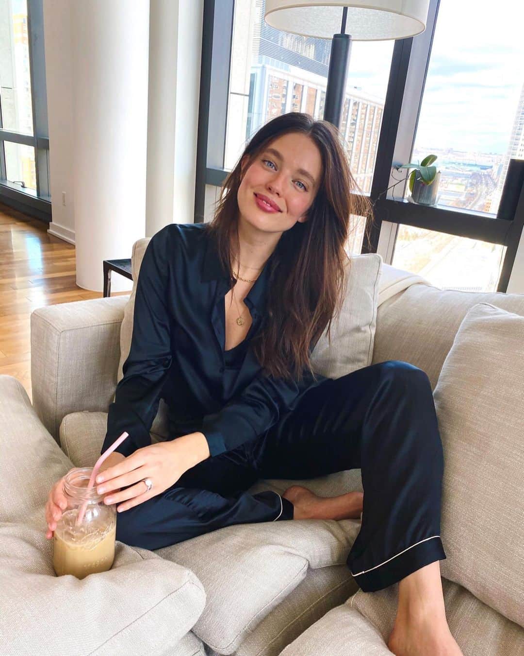 エミリー・DiDonatoのインスタグラム：「Gifting myself a 3 day weekend so that I can spend Monday in my fav silk pj’s #selfcare @intimissimiofficial #IntimissimiGirls #SilkObsession #ad」