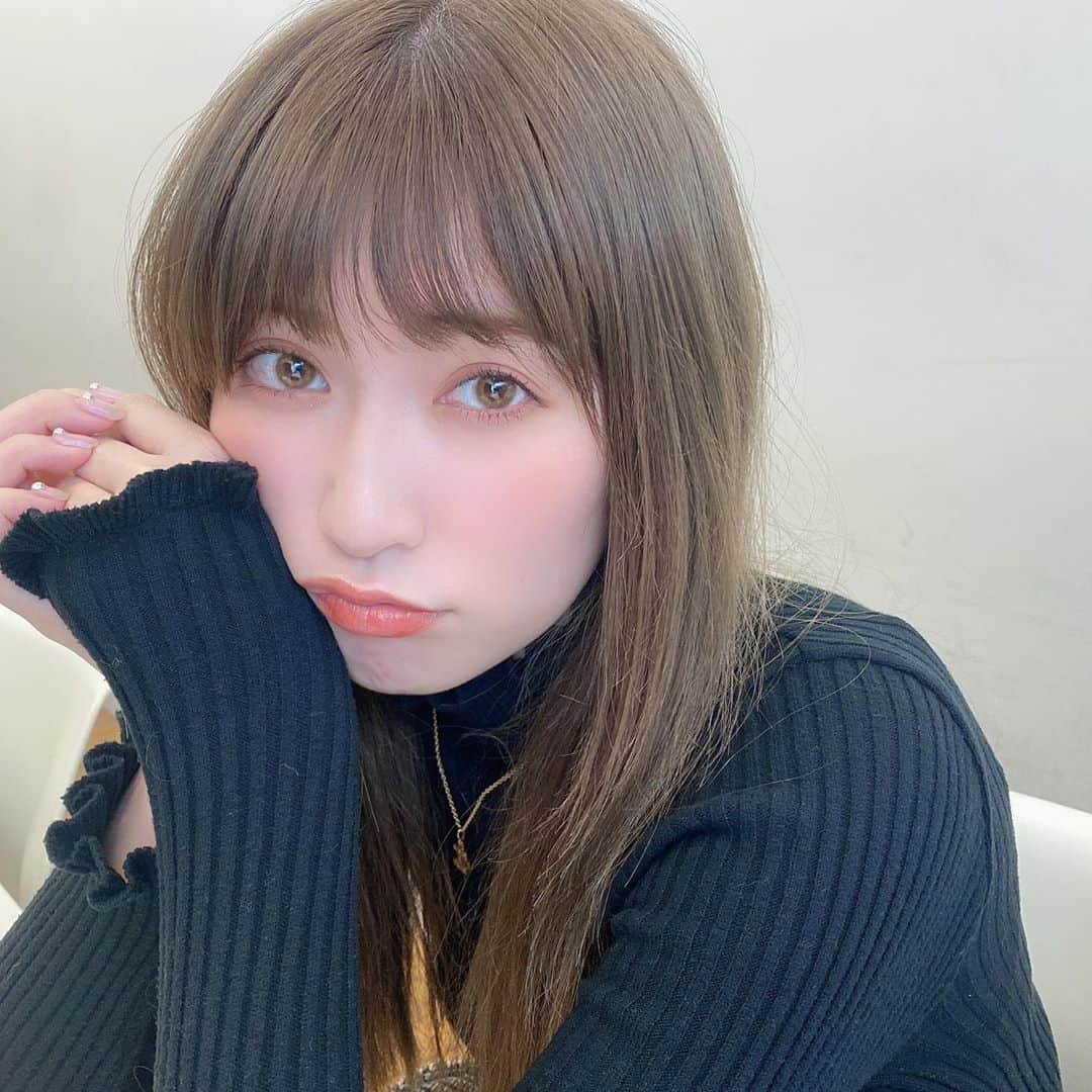 吉田朱里さんのインスタグラム写真 - (吉田朱里Instagram)「最近はオレンジ系のメイク🍊🧡 . 髪色変えてから オレンジ系のメイクにすると より色素薄い感じが出て 好き。 . アイシャドウは @bidol_official  #秘密のオレンジ 🧡 リップは #無敵テラコッタ . カラコンは @bambi_angelcolor  の ヴィンテージヘーゼル 裸眼とほぼ大きさ変えずナチュラルに色味を変えてくれるカラコンだよ。髪色と合ってて良き🙆‍♀️ . #アカリンメイク　#ミルクティーカラー　#オレンジメイク　#色素薄い系メイク #カラコン」3月10日 0時57分 - _yoshida_akari