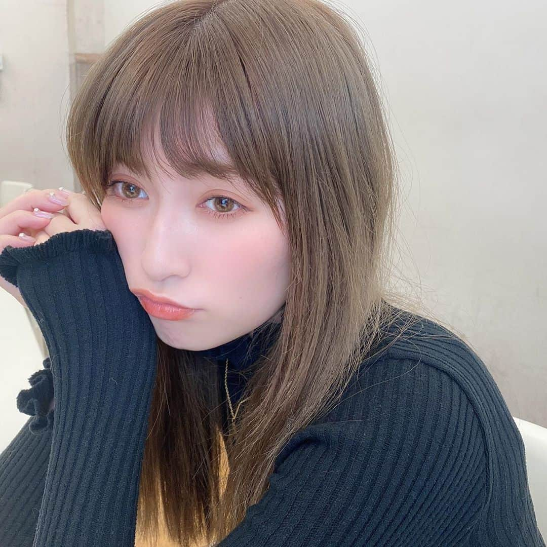 吉田朱里さんのインスタグラム写真 - (吉田朱里Instagram)「最近はオレンジ系のメイク🍊🧡 . 髪色変えてから オレンジ系のメイクにすると より色素薄い感じが出て 好き。 . アイシャドウは @bidol_official  #秘密のオレンジ 🧡 リップは #無敵テラコッタ . カラコンは @bambi_angelcolor  の ヴィンテージヘーゼル 裸眼とほぼ大きさ変えずナチュラルに色味を変えてくれるカラコンだよ。髪色と合ってて良き🙆‍♀️ . #アカリンメイク　#ミルクティーカラー　#オレンジメイク　#色素薄い系メイク #カラコン」3月10日 0時57分 - _yoshida_akari