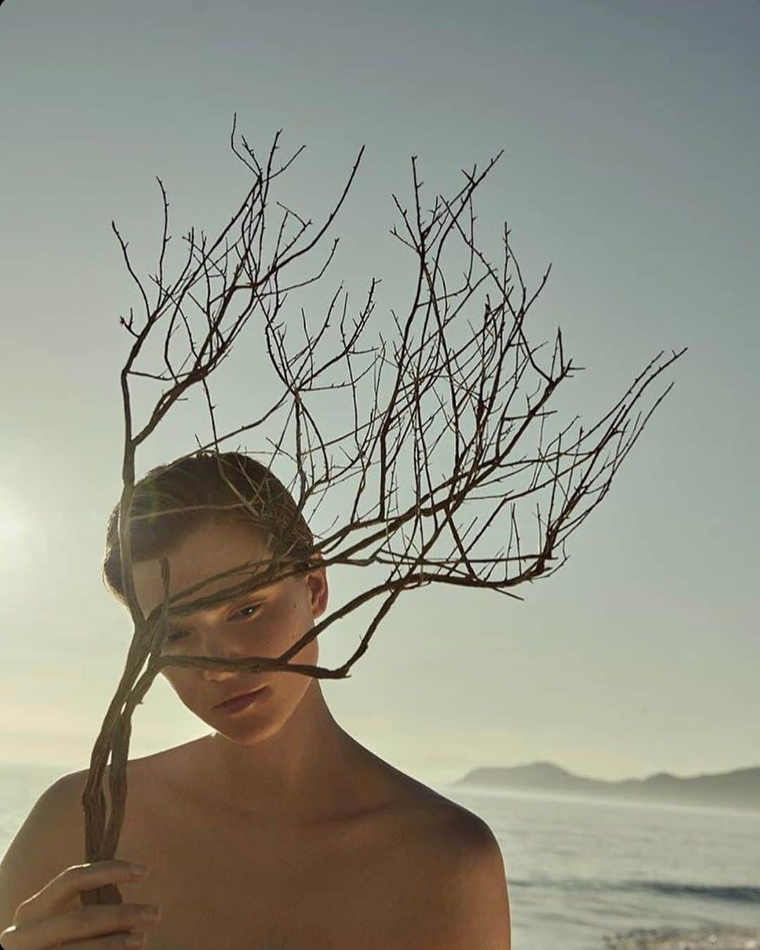 カシア・ストラスさんのインスタグラム写真 - (カシア・ストラスInstagram)「We hugged some trees, we danced on the beach... It was a great day! Thank you @andreasortnerstudio , @birgitschlotterbeck & @georgiostsiogkas for a beautiful cover story 🌳🌿」3月10日 1時13分 - kasiastruss