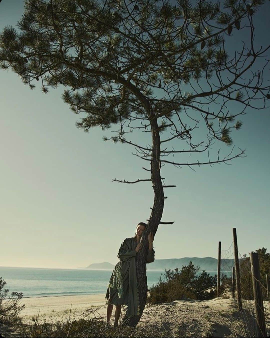 カシア・ストラスさんのインスタグラム写真 - (カシア・ストラスInstagram)「We hugged some trees, we danced on the beach... It was a great day! Thank you @andreasortnerstudio , @birgitschlotterbeck & @georgiostsiogkas for a beautiful cover story 🌳🌿」3月10日 1時13分 - kasiastruss