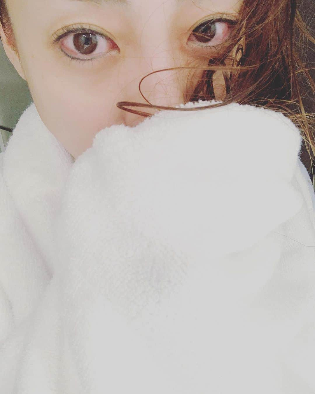 あびる優さんのインスタグラム写真 - (あびる優Instagram)「🥱😴😪🥱 目がうっすら赤いのは、主に花粉症‼️だったりちょっと泣いちゃったり🤫🙈💦 #gn#おやすみなさい#花粉症」3月10日 1時14分 - yuabiru74