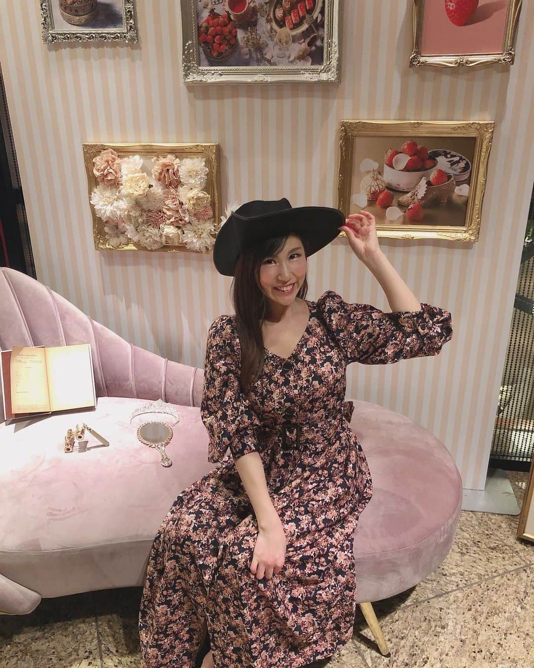のインスタグラム：「newワンピ💕 ・ ご飯を食べに行ったらこんなフォトスポットが😆🎩 ・ #rienda #リエンダ #onepiece #dress #ワンピース #instapic #instafashion #springlook #春コーデ #花柄 #💋」