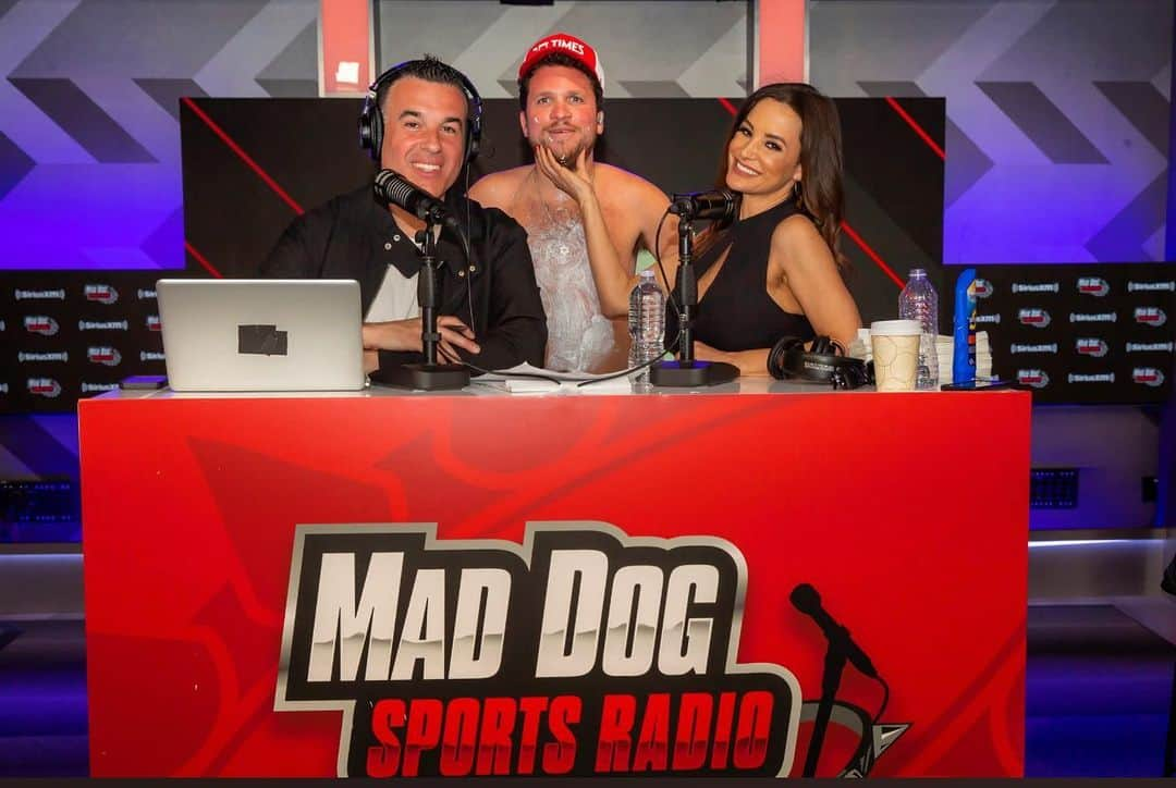 リサ・アンさんのインスタグラム写真 - (リサ・アンInstagram)「So much fun with Evan, Babs & all the #FALS at @maddogsportsradio  #Falifornia #FALNation」3月10日 1時23分 - thereallisaann