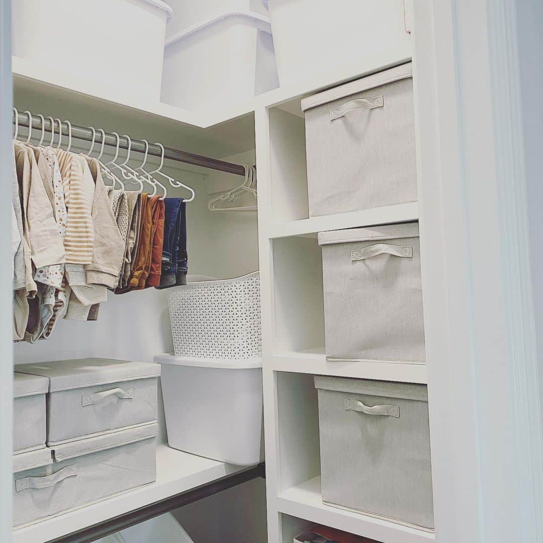 Elle Fowlerのインスタグラム：「Closet Organization - Swipe to see the before! I just posted a video on this project.」