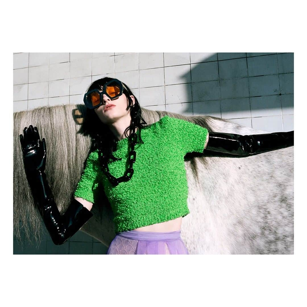 グッチさんのインスタグラム写真 - (グッチInstagram)「#GucciEyewear sunglasses accessorized with a resin glasses chain featuring oversize links appear in an image from the #GucciSS20 campaign #OfCourseAHorse. Discover more through link in bio. @alessandro_michele #AlessandroMichele American Humane monitored the animal action on the set of the #GucciSS20 campaign. No animals were harmed®️.」3月10日 2時00分 - gucci